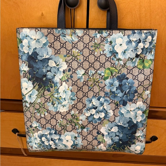 Gucci Handbags - Gucci GG Supreme Blooms Blue Hydrangea Tote